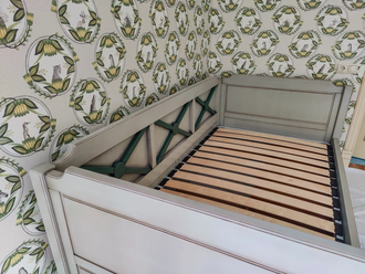 Кровать, в виде софы на прямом цоколе с двумя ящиками.