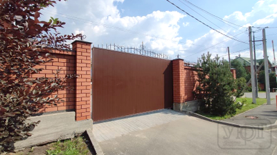 Кованые парапеты с колпаками и фонарями