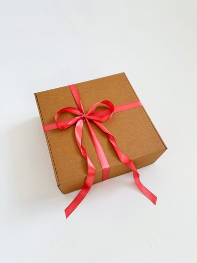 Большая подарочная коробка GILEV 37х37х14см с персиковой лентой и наполнителем крафт