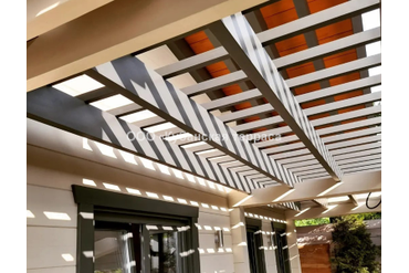 Деревянный навес в одном стиле с домом.