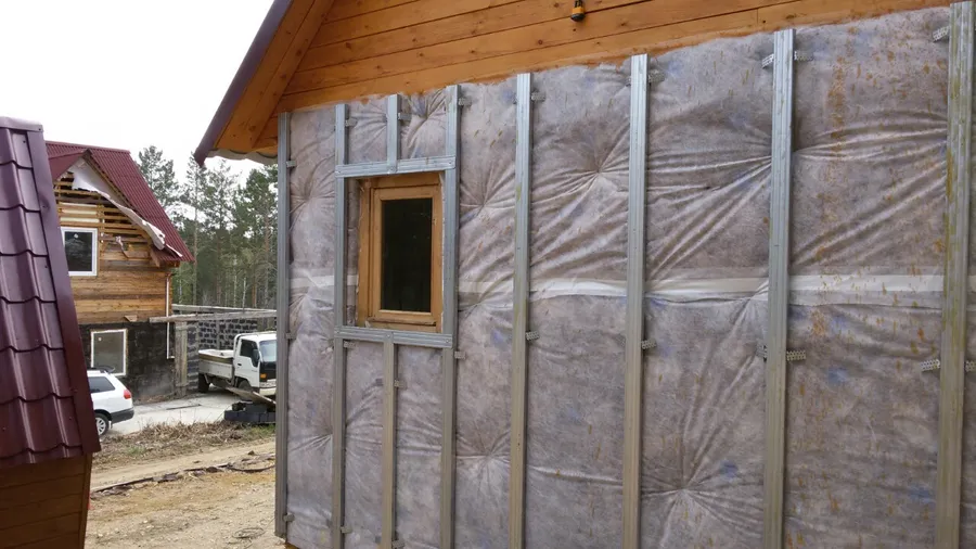 Наружное утепление сруба базальтовым утеплителем.