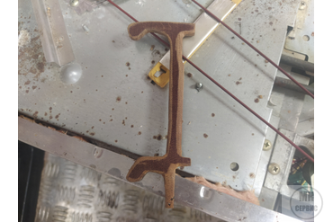 Оригинальный крючок двери утерян, клиент сам сделал из текстолита. Требуется замена крючка на оригинальный