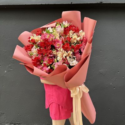 Букет из 29 альстромерий Муза