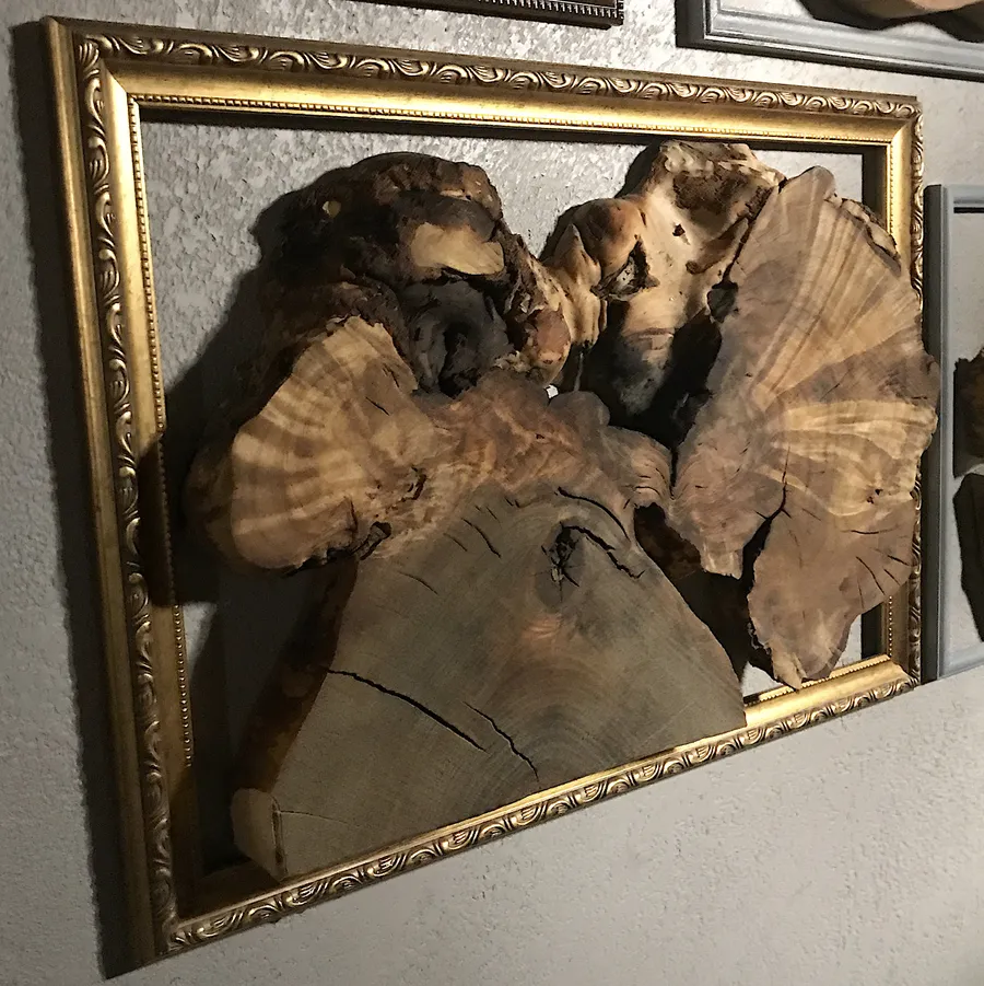 Декор стен в ресторане спилами необычной формы и винтажными рамами. Ресторан "Розмарин", г.Курган. Работа spilcenter.com
