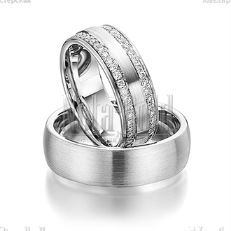 Обручальные кольца из белого золота с бриллиантами в женском кольце широкие с шероховатой поверхност