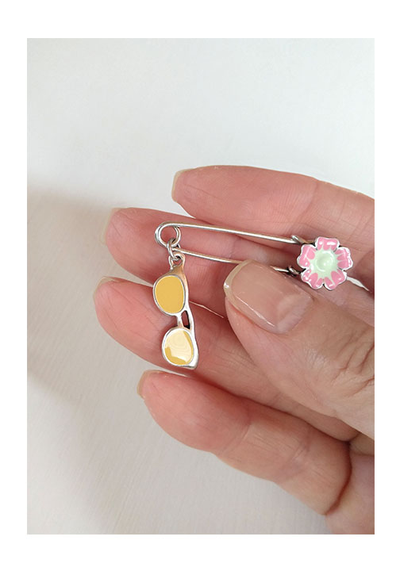 (АРТИКУЛ: 9664/50) БРОШКА БУЛАВКА, СРЕДНЕГО РАЗМЕРА, С ПОДВЕСКАМИ ("ОЧКИ", "ЦВЕТОК"), СЕРЕБРИСТЫЙ МЕТАЛЛ, ЭМАЛЬ