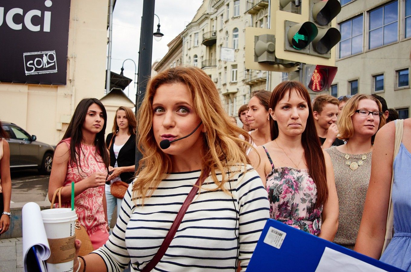 Девушка экскурсовод. Девочки экскурсоводы. Стройные девушки экскурсовод. Иностранные туристы. Экскурсовод с группой.