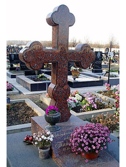 Фото памятника в виде креста из красного мрамора в СПб