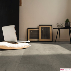 Декор ламината Haro Tritty 100 Gran Via Дуб Бергамо Серебряно-Серый 541513 в интерьере комнаты