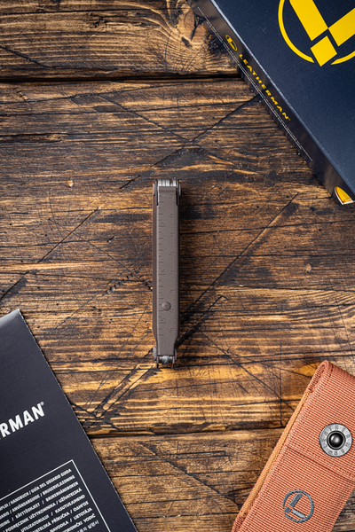 Leatherman Bond с чехлом на кнопке Burnt Sienna