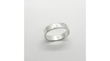 Мужское обручальное кольцо "Шайба" из белого родированного золота с гравировкой.