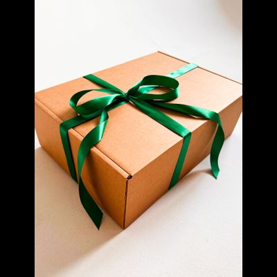 Большая подарочная коробка GILEV 44x32x15см с зеленой лентой и наполнителем крафт