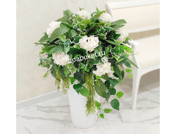 Цветочная композиция из искусственных цветов с белой гортензией