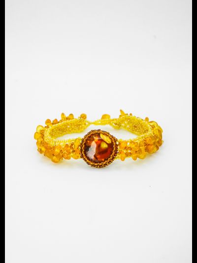 Браслет из Чешского бисера  с янтарем , кабошоном из ювелирной смолы с янтарем