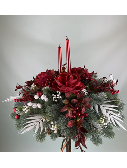 Новогодняя настольная композиция красные розы и свечи