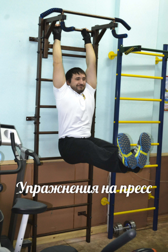 Подъем ног на шведской стенке