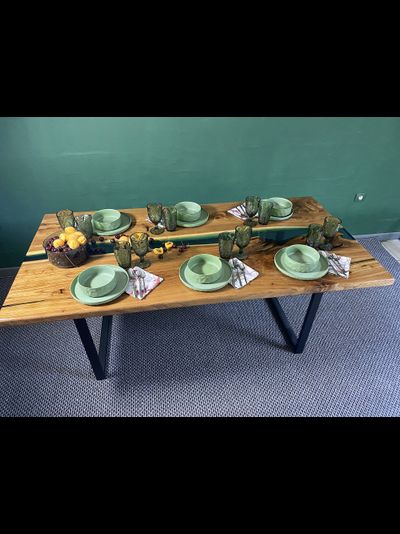 стол-река с эпоксидной смолой цвета морской волны