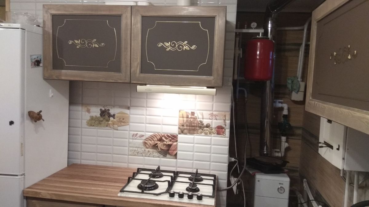 Кухня из массива сосны, фасады лиственница, столешница дуб