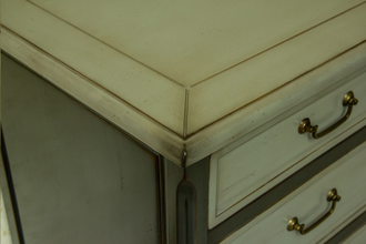 Комод с 5 выдвижными ящиками.