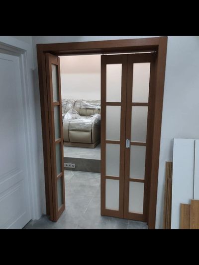 ДВЕРЬ-КНИЖКА (СИММЕТРИЧНАЯ). OPTIMA PORTE/ TURIN (ТУРИН) 540.222 ОРЕХ/ СТЕКЛО САТИН СВЕТЛОЕ