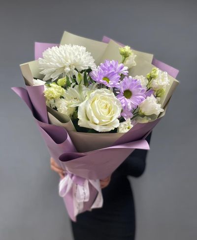 Букет с белой одноголовой хризантемой &quot;Воздушный поцелуй&quot;