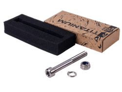 Серебряная титановая ось Tech Team М8×45 для самоката — лёгкая, прочная, с гайкой и гровером