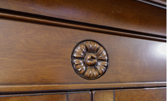 Витрина с четырьмя стеклянными дверьми и двумя ящиками.