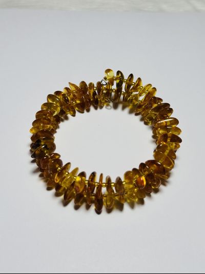 Браслет на пружине двойной из обработанного янтаря