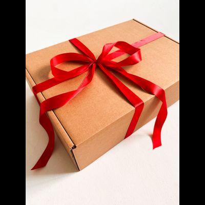 Большая подарочная коробка GILEV 44x32x15см с красной лентой и наполнителем крафт