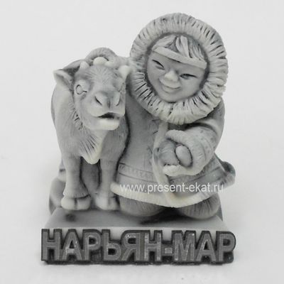 Девочка с оленёнком на подставке с названием города.ОПТ