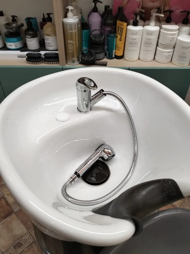 Замена смесителя парикмахерской мойки