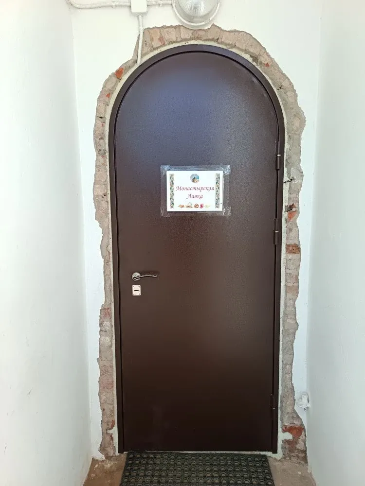  металлическая арочная дверь в Хутынском монастыре