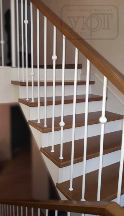 л-33. металлические балясины с шарами. ступени, поручень - массив бука