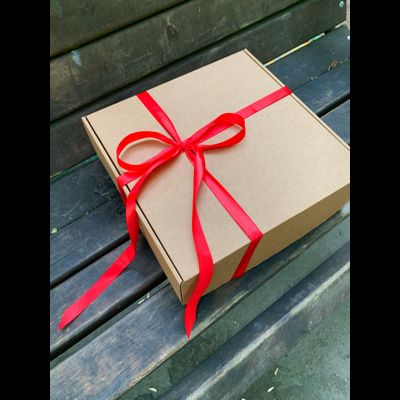 2 штуки - Подарочная коробка квадратная КРАФТ с красной лентой (32х32х12см)