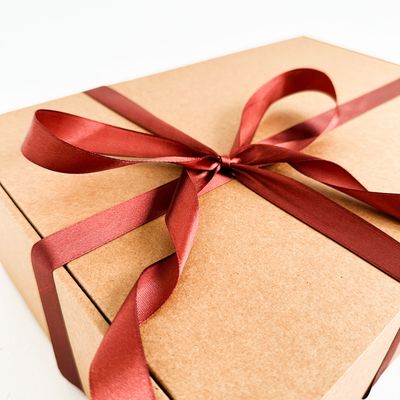 Подарочная коробка GILEV 37х26х12см с наполнителем и коричневой лентой