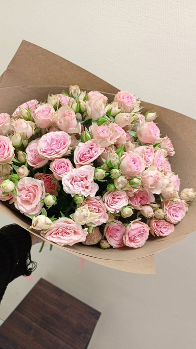 Классический букет из 9 розовых кустовых роз
