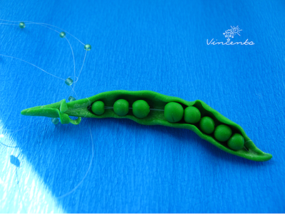 Кулон в виде стручка зелёного горошка - "Сказка о царе горохе"