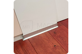 Монтаж плинтуса ПЛ 40 «серебро» в детской комнате — безопасность и стиль.