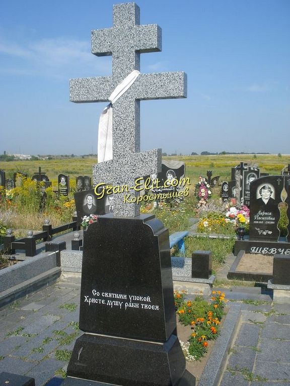 Памятник в форме креста