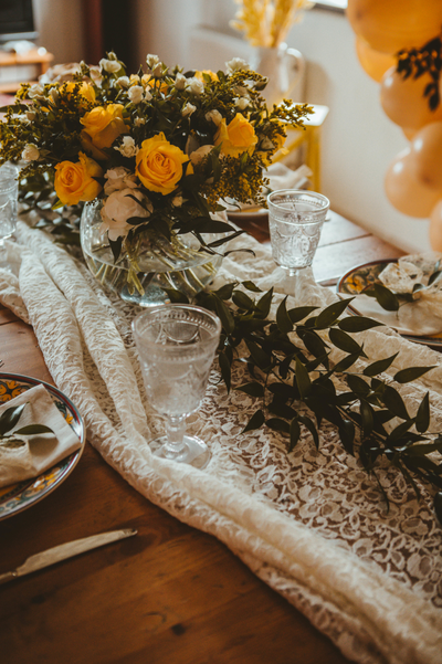 Оформление дня рождения в бело-жёлтых оттенках № 1468