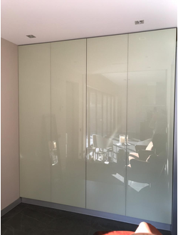 Шкафы с распашными стеклянными дверями