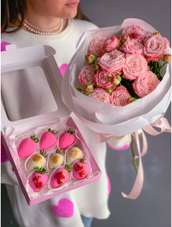 Бежевые пионовидные розы с клубникой в шоколаде