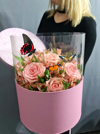 Композиция альсромерия роза и три бабочки №72