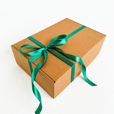 Подарочная коробка GILEV 37х26х12см с наполнителем и зелёной лентой