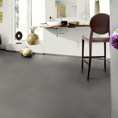 Виниловый пол Wineo 800 Tile XL Solid Grey DB00097-2 в интерьере ванной
