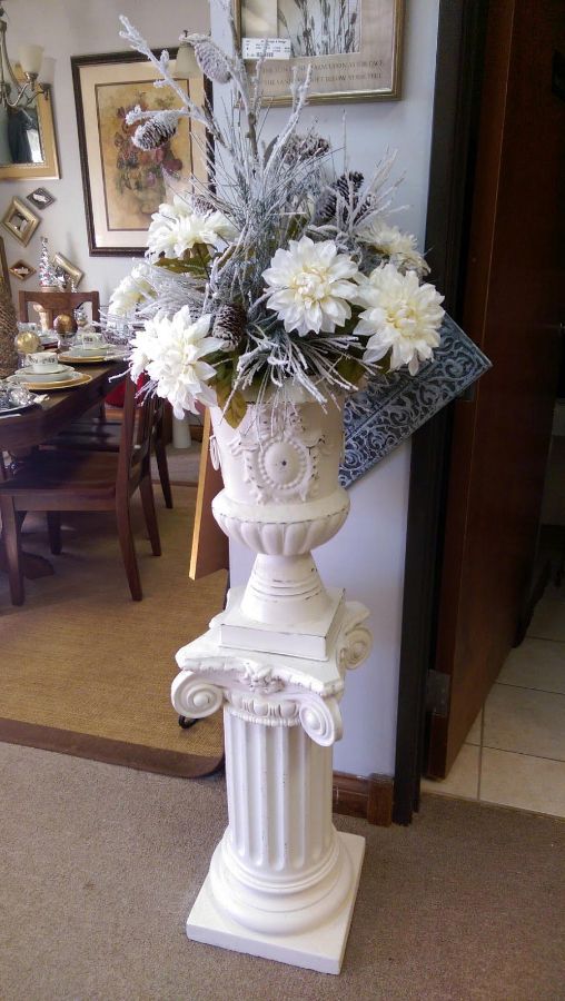 Пьедестал для вазы с цветами