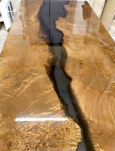 стол из горного тополя с рекой из эпоксидной смолы чёрного цвета