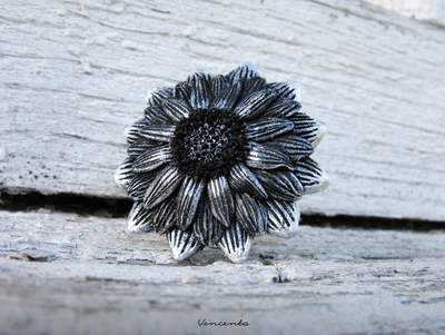 "Мерцание Ночи" - кольцо с серебристыми лепестками