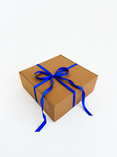 Большая подарочная коробка GILEV 37x37x14 см с синей лентой и наполнителем крафт