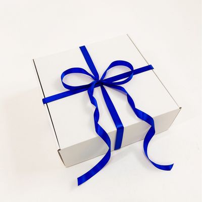 2 штуки - Подарочная коробка GILEV 32x32x12см с синей лентой и наполнителем